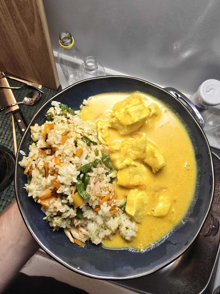 手作りのバターチキンカレーの写真