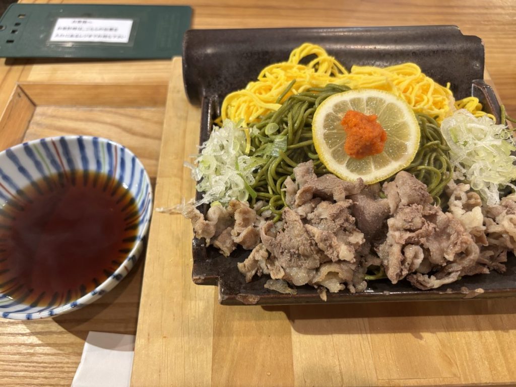 小倉駅の駅ビルの瓦そばの写真