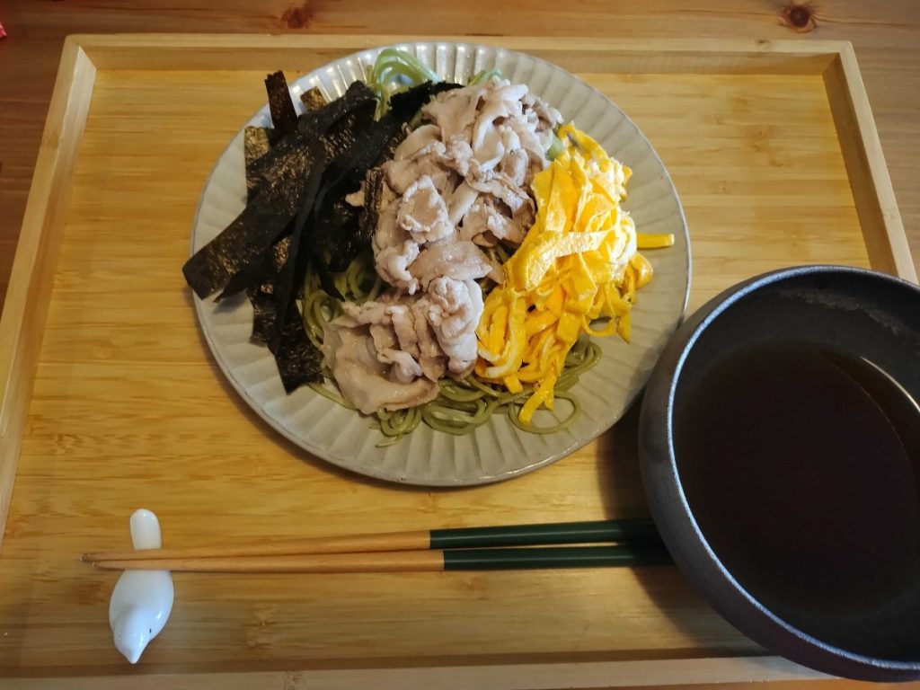 手作りの瓦そばの写真
