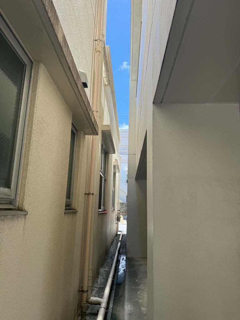 狭い道を通って戻るゲンガーさんの写真